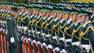 Почетный караул Сил самообороны Японии готовится к церемонии встречи нового министра обороны генерала Накатани в Токио 25 декабря 2014 г. (Кадзухиро Ноги / AFP / Getty Images)