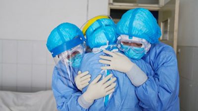Медицинские работники в больнице города Цзоупин провинции Шаньдун, 28 января 2020 год STR/AFP via Getty Images