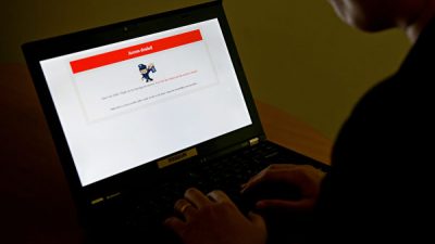 Экран ноутбука с сообщением об отказе в доступе на сайт, Пекин,4 января 2013 года.  STF/AFP/Getty Images