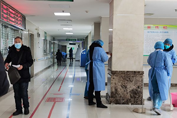 Медицинский персонал стерилизует главное здание больницы Цзиньиньтань в Ухане, Китай, 22 января 2020 года. Getty Images