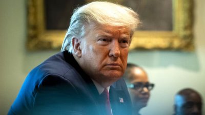 Президент Дональд Трамп во время встречи с выздоровевшими пациентами в Кабинете Министров Белого дома 14 апреля 2020 года. Doug Mills-Pool / Getty Images