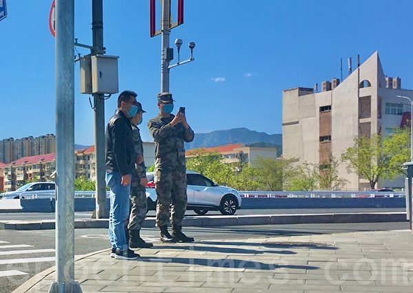 Военный сфотографировал прохожих в Мэньтоугоу, Пекин
