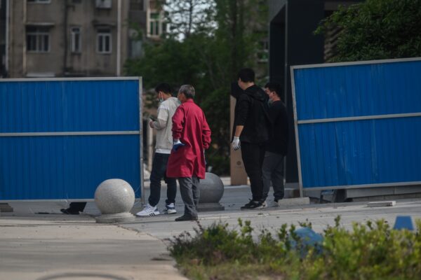 COVID-19. Жители жилого комплекса в Ухане выстраиваются в очередь для получения теста на нуклеиновые кислоты