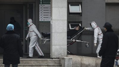 Медицинский персонал переводит пациента в больницу «Цзиньиньтань» в Ухане, провинция Хубэй, Китай, 17 января 2020 года. Getty Images