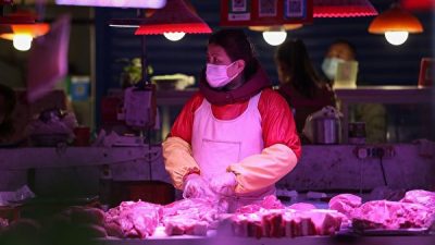 Продавец ждёт покупателей на рынке в Шэньяне северо-восточной провинции Китая Ляонин, 10 марта 2020 года. STR/AFP via Getty Images