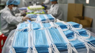 Рабочие изготавливают маски на заводе в городе Наньчан провинции Цзянси, Китай, 8 апреля 2020 года. STR/AFP via Getty Images