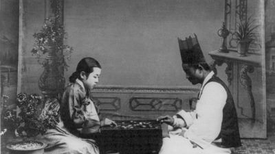 Корейские мужчина и женщина играют в ГО в начале 1900-х годов (Public Domain)