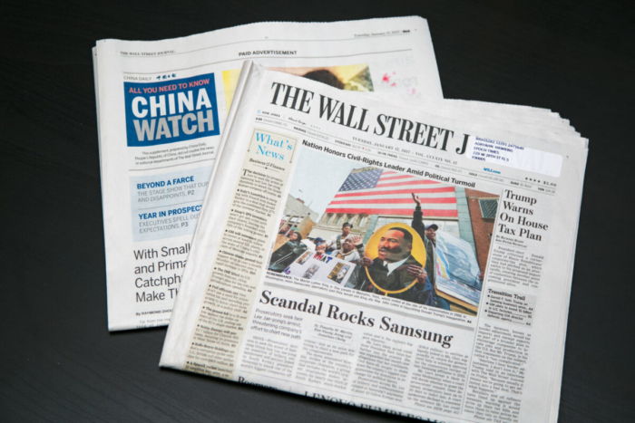 Платная вставка China Daily внутри выпуска The Wall Street Journal, 17 января 2017 года. Benjamin Chasteen/The Epoch Times