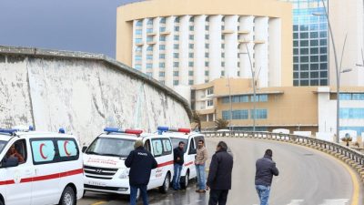 Отель  Koronthia в Триполи после взрыва возле него автомобиля и гибели людей, Ливия, 27 января, 2015 год. Фото: MAHMUD TURKIA/AFP/Getty Images