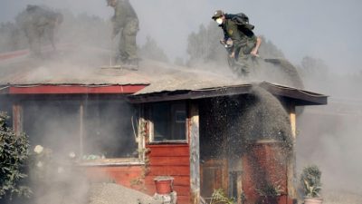 Очистка домов от пепла вулкана Кальбуко, Чили, 25 апреля, 2015 год. Фото: VLADIMIR RODAS/AFP/Getty Images