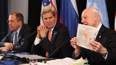 Глава МИД России Сергей Лавров, госсекретарь США Джон Керри и спецпосланник ООН по Сирии Стаффан де Мистура во время пресс-конференции после встречи Международной группы сирийской поддержки. Фото: Alexandra Beier/Getty Images