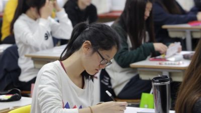 Южнокорейские студенты. Фото: Chung Sung-Jun/Getty Images