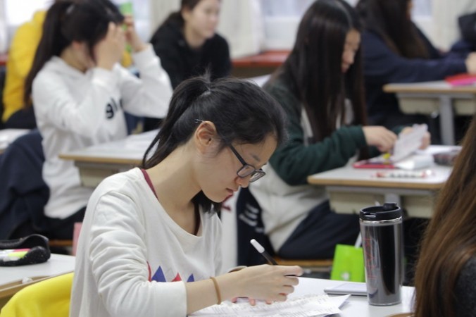 Южнокорейские студенты. Фото: Chung Sung-Jun/Getty Images