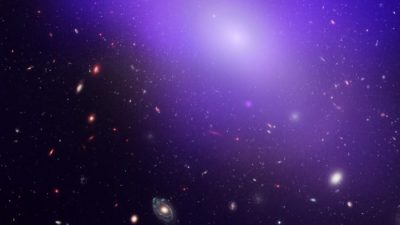 эллиптическая галактика NGC 1132, видимая рентгеновской обсерваторией НАСА Чандра. Синий / фиолетовый цвет на изображении - это рентгеновское свечение горячего диффузного газа, который не превращается в звезды.