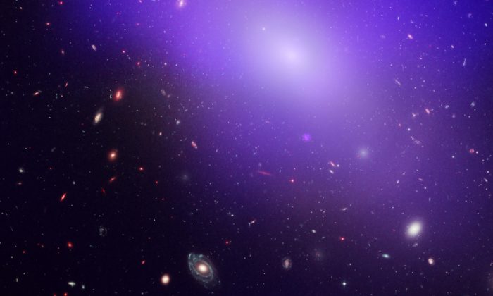 эллиптическая галактика NGC 1132, видимая рентгеновской обсерваторией НАСА Чандра. Синий / фиолетовый цвет на изображении - это рентгеновское свечение горячего диффузного газа, который не превращается в звезды.