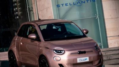 Автомобиль Peugeot. Фото: Marco Bertorello / AFP) (Photo by MARCO BERTORELLO/AFP via Getty Images)