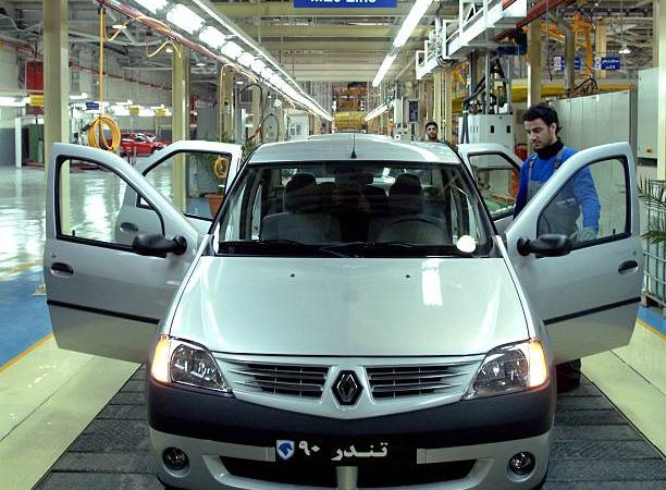 Renault Logan. Фото:  STR/AFP via Getty Images)