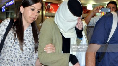 СТАМБУЛ, ТУРЦИЯ - 11 июня: Варвара Караулова (c), студентка, первоначально была задержана в южной провинции Килис на турецко-сирийской границе в пятницу, 5 июня, отправлена ​​в Стамбул и замечена в аэропорту Ататюрк 11 июня. 2015. Турция заявляет, что депортирует российскую женщину, задержанную якобы при попытке проникнуть в Сирию, чтобы присоединиться к группе боевиков Даиш. (Фото Иззет Таскиран / Агентство Anadolu / Getty Images)