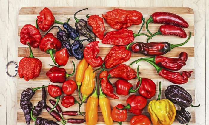 Перец бывает разных цветов, форм и уровней нагрева. (danez / iStock)