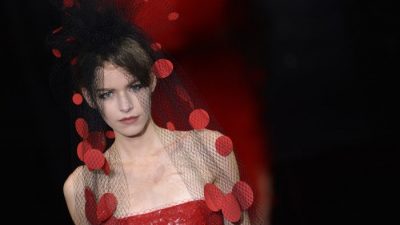 Модель представляет творение Giorgio Armani Prive во время показа коллекции Haute Couture осень-зима 2014/2015 8 июля 2014 года в Париже. (Мигель Медина / AFP / Getty Images)