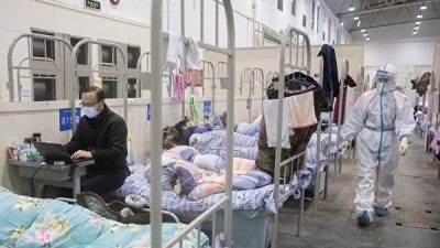 Выставочный центр, превращенный в лечебницу для больных с лёгкой формой коронавируса COVID-19 в Ухане, Хубэй, Китай 17 февраля 2020г.   STR/AFP via Getty Images