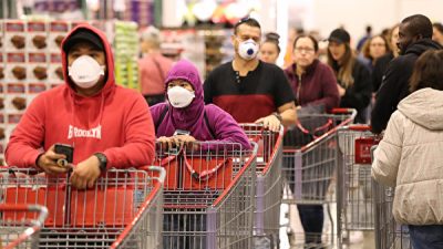 Покупатели выстраиваются в очередь в магазине Costco, Перт, Австралия, 19 марта 2020 года. Paul Kane/Getty Images