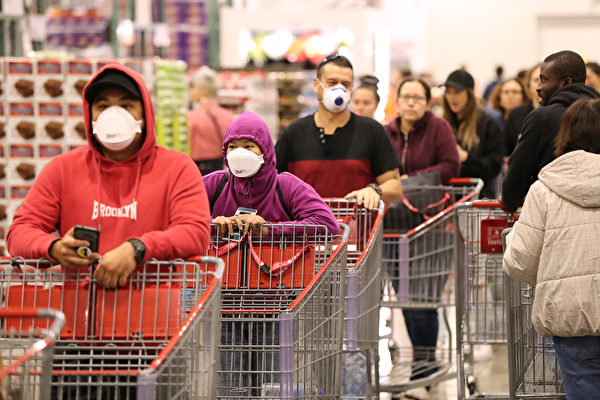Покупатели выстраиваются в очередь в магазине Costco, Перт, Австралия, 19 марта 2020 года. Paul Kane/Getty Images