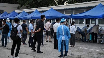 Люди, чьи номера машин зарегистрировали в районе рынка «Синьфади», где произошла вспышка COVID-19, ждут очереди, чтобы сдать тесты, Пекин 17 июня 2020 года. GREG BAKER/AFP via Getty Images