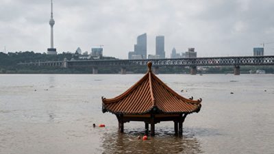 Беседка на берегу реки Янцзы почти полностью ушла под воду после сильного дождя, Ухань, 6 июля 2020 года. STR/AFP via Getty Images