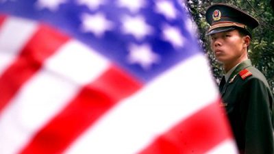 Военный полицейский стоит перед посольством США в Пекине, 18 апреля 2001 года. STEPHEN SHAVER/AFP/Getty Images