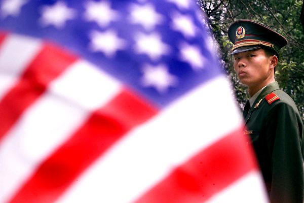 Военный полицейский стоит перед посольством США в Пекине, 18 апреля 2001 года. STEPHEN SHAVER/AFP/Getty Images