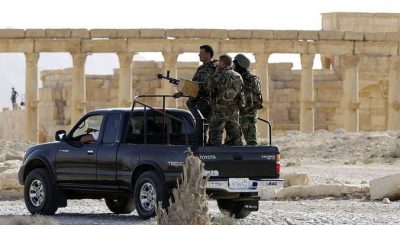 Сирийская армия патрулирует памятники Пальмиры. Фото: LOUAI BESHARA/AFP/Getty Images