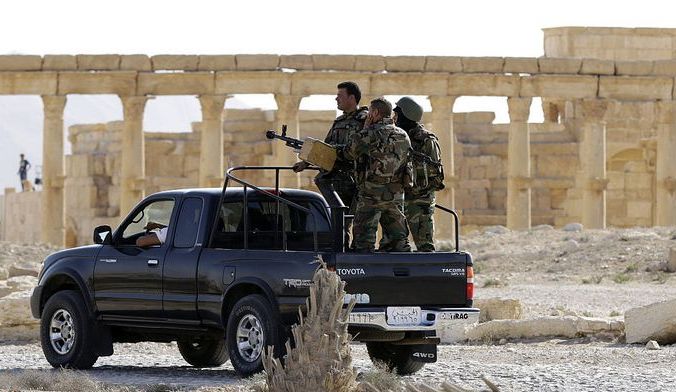 Сирийская армия патрулирует памятники Пальмиры. Фото: LOUAI BESHARA/AFP/Getty Images