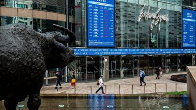 Электронное табло отображают различные курсы акций на Exchange Square в Гонконге, 9 марта 2020 года. ISAAC LAWRENCE/AFP via Getty Images