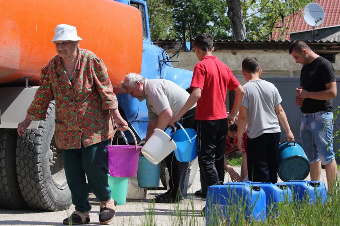 Жители города Старый Крым разбирают воду с водовоза. Фото: YURIY LASHOV/AFP/Getty Images