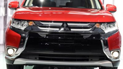 Новинки автосалона в Нью-Йорке 2015 — Mitsubishi Outlander. Фото: DON EMMERT/AFP/Getty Images
