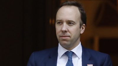 Министр здравоохранения Великобритании Мэттью Хэнкок покидает резиденцию на Даунинг-стрит, Лондон, 25 марта 2020 года. TOLGA AKMEN/AFP via Getty Images