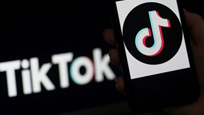 Логотип приложения TikTok отображается на экране iPhone, Арлингтон, штат Вирджиния, 13 апреля 2020 года. OLIVIER DOULIERY/AFP via Getty Images