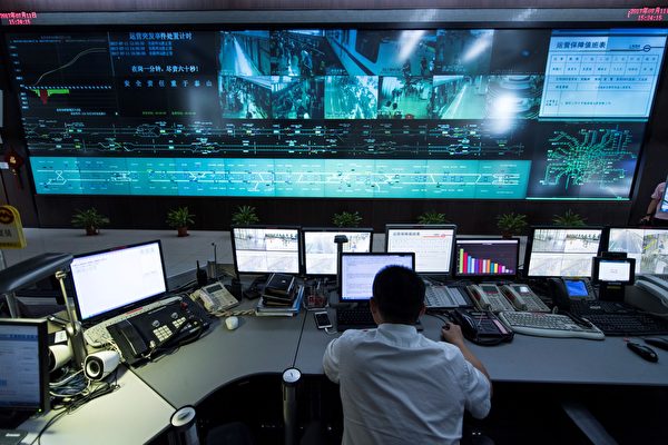 Специалист работает в центральном командном центре системы метро Шанхая, 11 июля 2017 года. JOHANNES EISELE/AFP/Getty Images