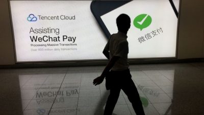 Реклама WeChat китайской компании Tencent в международном аэропорту Гонконга 21 августа 2017 г. Richard A. Brooks/AFP/Getty Images