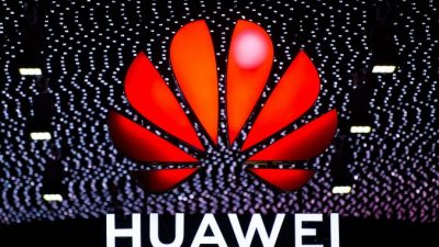 Логотип Huawei над стендом компании на Всемирном мобильном конгрессе GSMA Mobile World Congress, Барселона, 26 февраля 2019 года. David Ramos/Getty Images