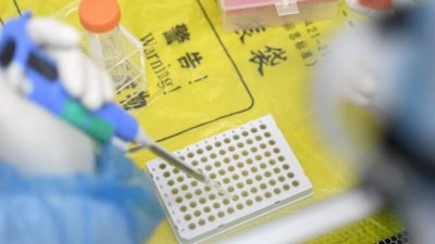 Лаборант, работающий с анализами для тестирования на COVID-19 в лаборатории Уханя китайской провинции Хубэй 6 февраля 2020г. STR/AFP via Getty Images