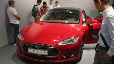 Электромобиль Tesla Model S на ярмарке электроники IFA в Берлине 5 сентября 2014 года. Фото: Sean Gallup/Getty Images