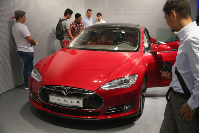 Электромобиль Tesla Model S на ярмарке электроники IFA в Берлине 5 сентября 2014 года. Фото: Sean Gallup/Getty Images