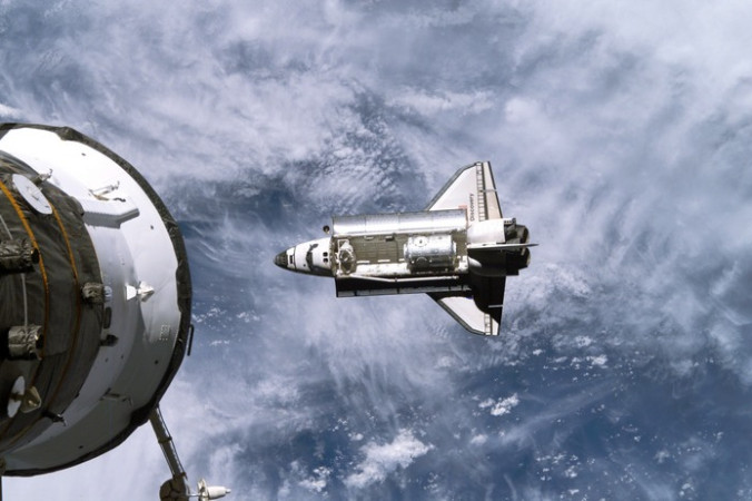 Шаттл «Дискавери» приближается к Международной космической станции. Фото: NASA via Getty Images