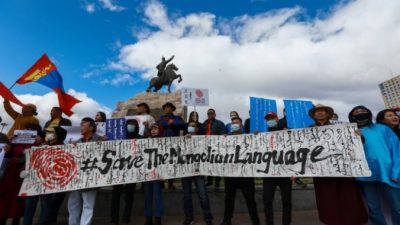 Монголы в Улан-Баторе выступают против плана властей Китая ввести уроки только на китайском языке в школах Внутренней Монголии. Byambasuren Byamba-Ochir/AFP/Getty Images