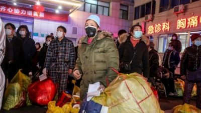 Пациенты, инфицированные коронавирусом COVID-19, ожидают перевода из больницы № 5 в новую больницу Лейшеньшань в Ухане (Китай). 3 марта 2020г. STR / AFP через Getty Images
