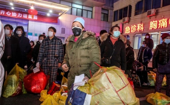 Пациент умер от коронавируса COVID-19 после выздоровления и выписки из больницы в Китае Пациенты, инфицированные коронавирусом COVID-19, ожидают перевода из больницы № 5 в новую больницу Лейшеньшань в Ухане (Китай). 3 марта 2020г. STR / AFP через Getty Images