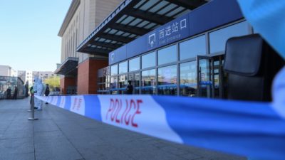Полицейские в защитной одежде стоят у железнодорожного вокзала города Цзилинь, провинция Цзилинь 13 мая 2020 года. Photo by STR/AFP via Getty Images