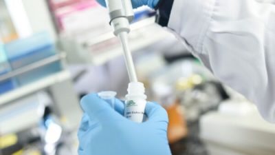 Исследователь центра передовых инноваций в области геномики Пекинского университета проводит тесты в лаборатории в Пекине, Китай, 14 мая 2020 года. WANG ZHAO/AFP via Getty Images